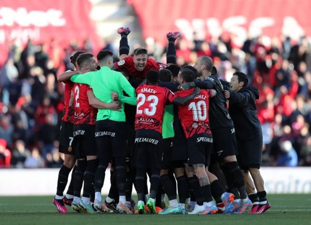 上半场补时1分钟，米兰1-0弗洛西诺尼。
